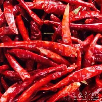 辣椒洗淨，橫向切成小段，備用