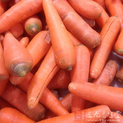 蓮藕兩節，黑木耳3朵，胡蘿卜半個，青椒1個，瘦肉100克