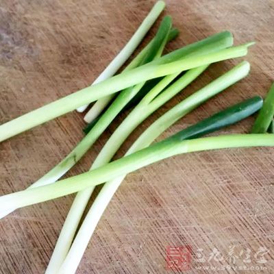 紅色老鹵2000克,蔥段25克,姜片15克,香油適量 紅色老鹵2000克,蔥段25克,姜片15克,香油適量