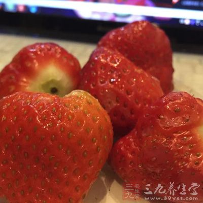 草莓500克，檸檬100克，白砂糖350克，果凍30克