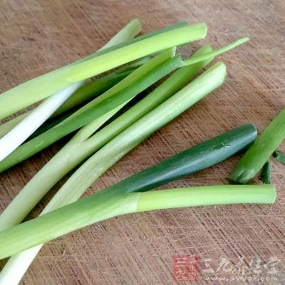 高郵鹹蛋黃5只,鲢魚1條約500克,方火腿10克,香蔥2克 高郵鹹蛋黃5只,鲢魚1條約500克,方火腿10克,香蔥2克