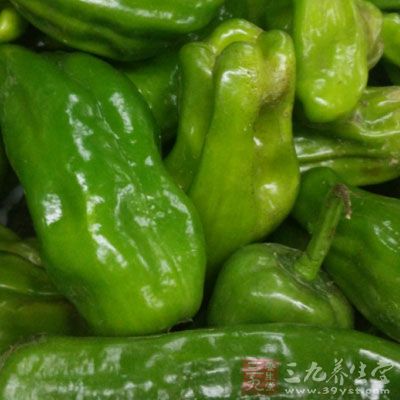 鹹肉250克，鳝魚400克，青椒100克