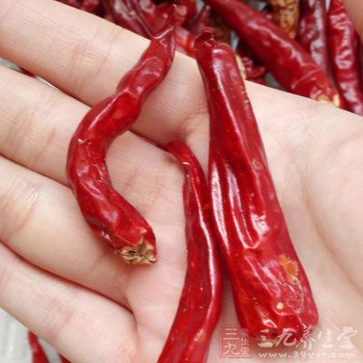 蒜苔100克，紅椒20克