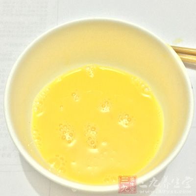 蛋黃攪散打均勻,把可可奶加入蛋黃液中 蛋黃攪散打均勻,把可可奶加入蛋黃液中