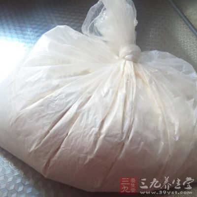 全蛋1只,面粉200克,紫薯泥200克,白糖120克 全蛋1只,面粉200克,紫薯泥200克,白糖120克