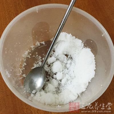 白砂糖120克、面粉100克、雞蛋4個、牛奶20克 白砂糖120克、面粉100克、雞蛋4個、牛奶20克