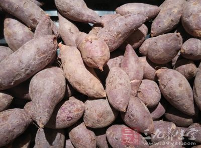 紅薯1個(約250g)，芝士1片，黃油25g，白糖20g，牛奶30ml，蛋黃1個