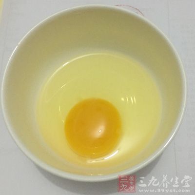 豬排骨(大排)300克，雞蛋100克，鹽10克，白皮大蒜5克