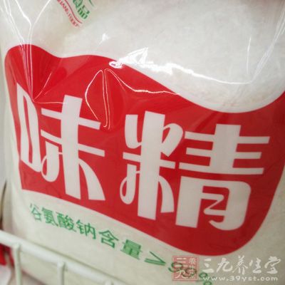 雞翅，料酒，蒜末，花椒，鹽，味精