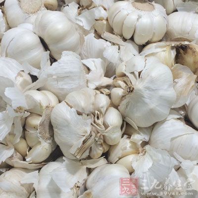 帶魚一條，八角2個，茴香一小把，大蒜2瓣