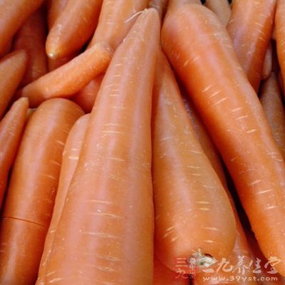 胡蘿卜片用牙簽扎成一朵花