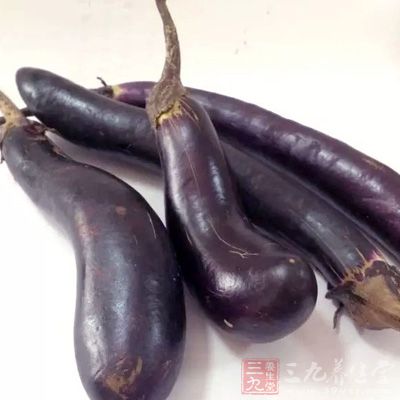 草魚1條(約500克),茄子300克,甜米酒100克 草魚1條(約500克),茄子300克,甜米酒100克