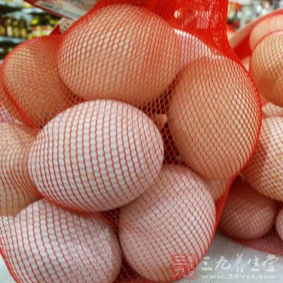 淨鮮魚肉250克,元蔥瓣,胡蘿卜片各少許 淨鮮魚肉250克,元蔥瓣,胡蘿卜片各少許