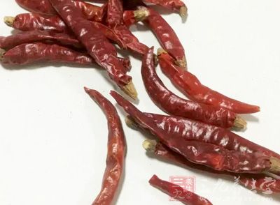 羅粉500克,鴨嘴魚1條(重約600克),紅辣椒50克 羅粉500克,鴨嘴魚1條(重約600克),紅辣椒50克