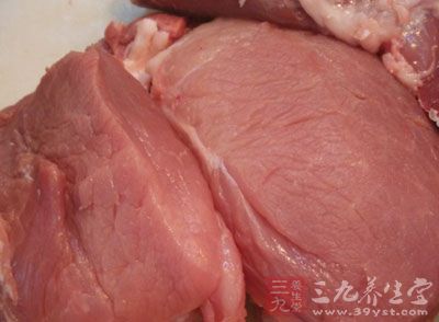 將豬肉、姜、馬蹄剁成肉餡備用