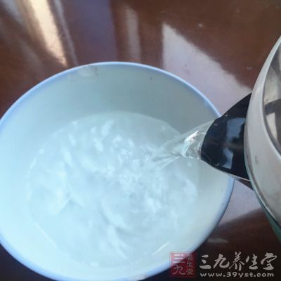 玫瑰雪梨醬1大勺,糯米粉50g,開水25ml,米酒適量 玫瑰雪梨醬1大勺,糯米粉50g,開水25ml,米酒適量