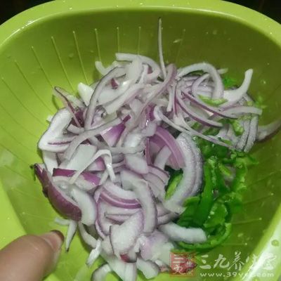 沙拉油4大匙，洋蔥碎50g，姜碎15g