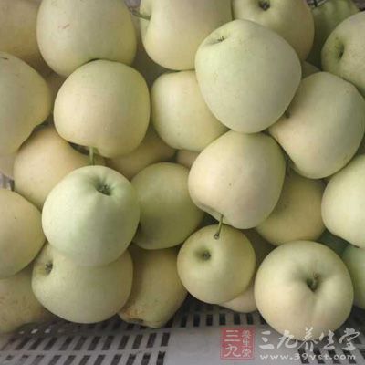 青蘋果1500g，糖600g，水適量，青檸檬1個