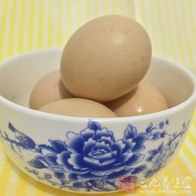 雞蛋3粒，牛油40g(將牛油融化)，幼糖80g，低筋面粉100g，發粉1小匙