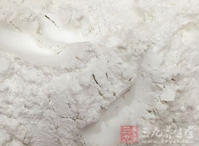面粉3勺、雞蛋4個，純牛奶6勺，白糖4勺，鹽、油少許