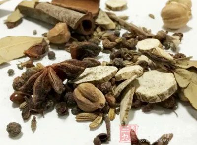 豬皮，八角，桂皮，鹽，生抽，雞精，蔥姜，料酒，蒜末，麻油