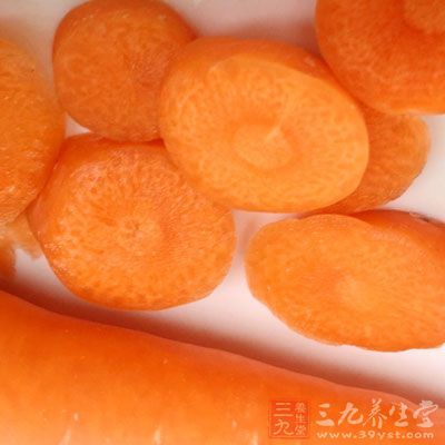 把胡蘿卜、玉米、青豆一起放到滾水的鍋裡，稍微燙煮一下撈起