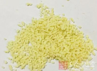 青筍1根，鹽，雞精，大蒜，香油，糖