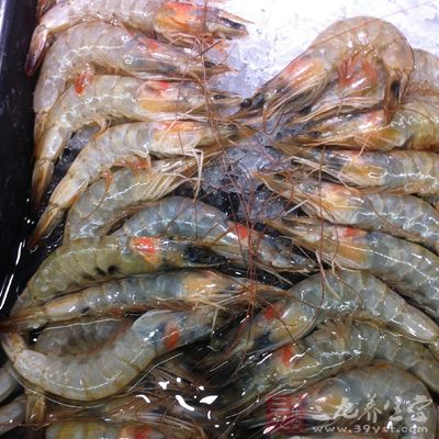 壽司飯250克,新鮮大蝦8個,芥末、壽司姜、海苔絲各適量,竹簽8根 壽司飯250克,新鮮大蝦8個,芥末、壽司姜、海苔絲各適量,竹簽8根