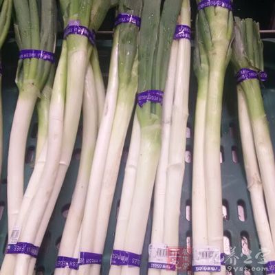 大蝦20只,蔥、生姜、白糖、料酒、清湯、鹽、香油、植物油 大蝦20只,蔥、生姜、白糖、料酒、清湯、鹽、香油、植物油