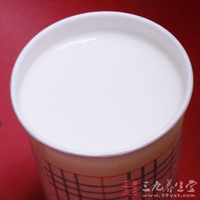 可可粉4克，熱水5毫升，牛奶235毫升，冷凍藍莓60克，白糖4克，冰塊4塊