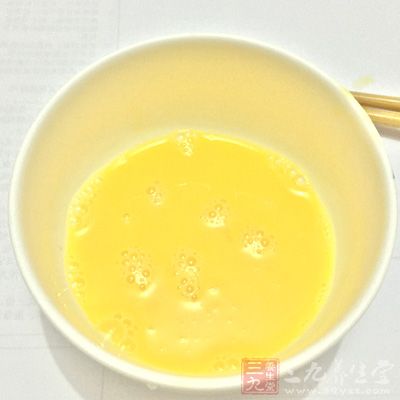 蛋白打成奶油狀,用筷子挑一塊 蛋白打成奶油狀,用筷子挑一塊
