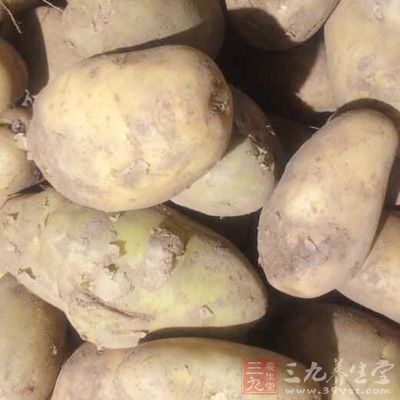 整雞一頭，土豆，蔥，姜，料酒
