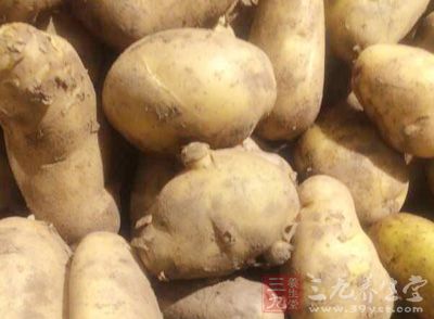 土雞一只，土豆7個，蒜3頭，姜適量，八角1個，蔥一根