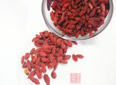 皇冠梨1個，百合2粒，枸杞少許，老冰糖1湯勺e