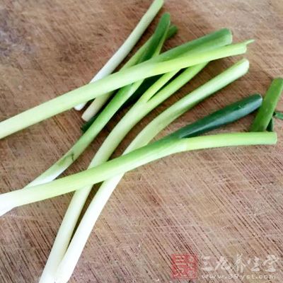 蔥3根,芫荽1棵,蒜肉2粒 蔥3根,芫荽1棵,蒜肉2粒