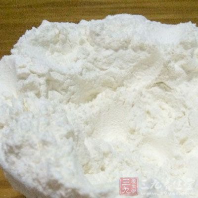 加入面粉，一個雞蛋放兩勺