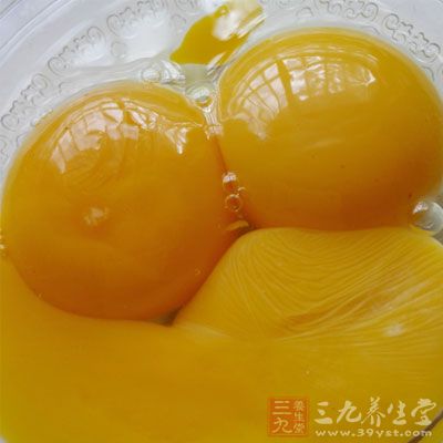 4個雞蛋，蛋黃和蛋清分開，4勺白糖