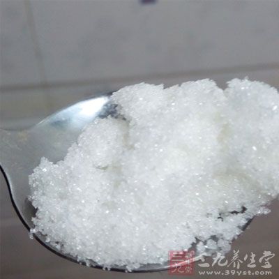 蛋黃放兩勺糖，3勺冒尖的面粉，6勺牛奶攪拌好