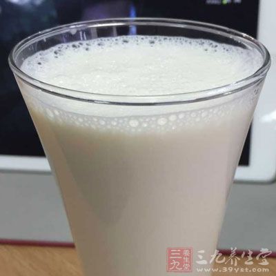 低精面粉100克，牛奶250ml，雞蛋4個