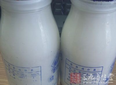 蛋糕粉200g、雞蛋4個、牛奶200ml、白糖6勺、油鹽適量