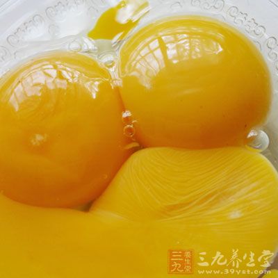 雞蛋4只，奶粉25克，水60ml，白糖60克