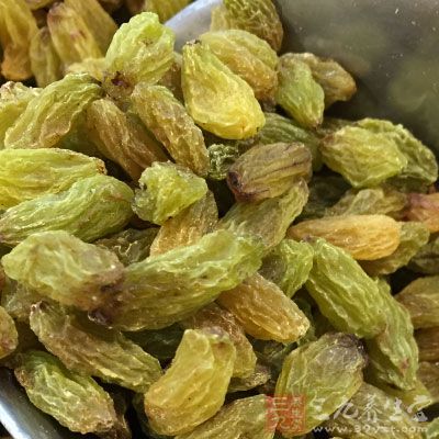 高筋面粉，5個雞蛋，糖，牛奶，黃油，泡打粉，葡萄干