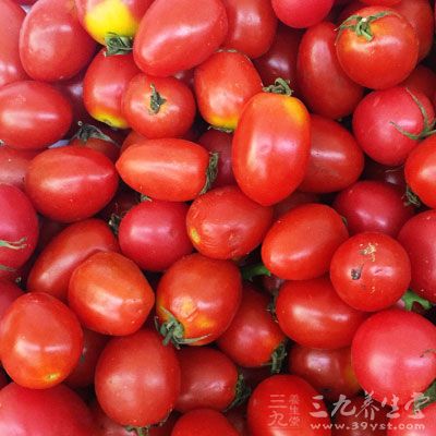 牛肉末400克、橄榄油 60毫升、牛油50毫升、洋蔥1個、大蒜4瓣、番茄3個