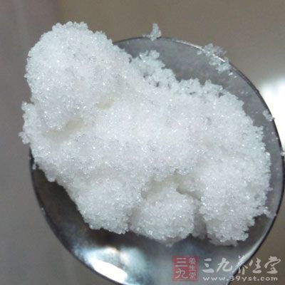 把變軟的年糕加入白糖，裝進菠蘿中