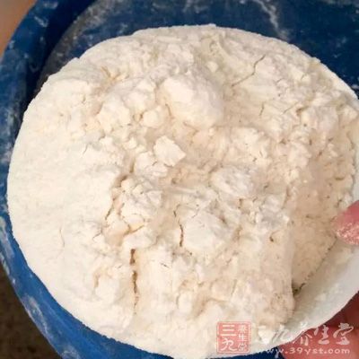 面粉300克,酵母粉5克,泡打粉3克,食油10ml,細白糖25克.水140ml