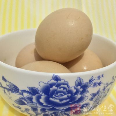 低筋面粉80g,玉米油55ml,可可粉5g,雞蛋4個 低筋面粉80g,玉米油55ml,可可粉5g,雞蛋4個
