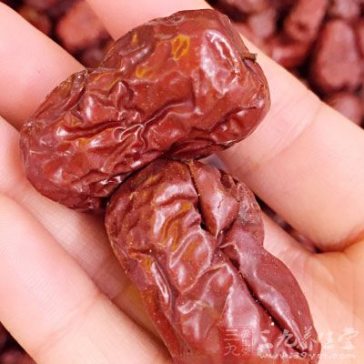 黑米、白米、紅糖、紅棗十顆、藥用玫瑰十幾朵