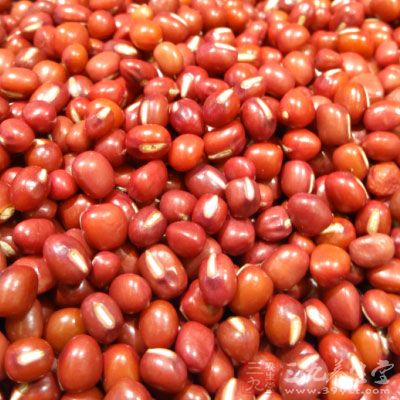 將紅豆、黑米、大米和花生洗淨