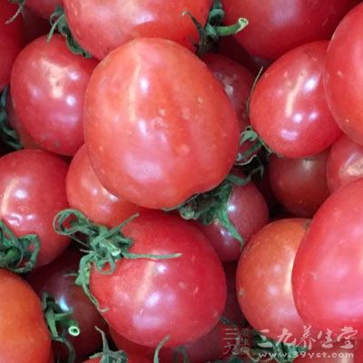 將西紅柿、土豆和水以30:30:220的比例放入豆漿機