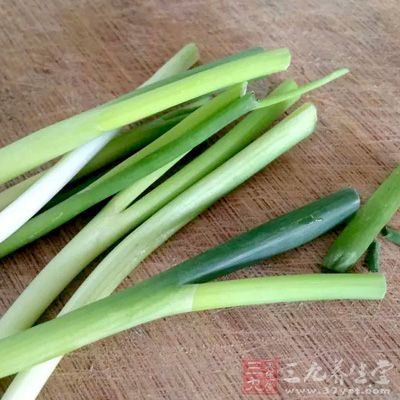 土豆(黃皮)200克,豬排骨(大排)150克,料酒10克,大蔥10克 土豆(黃皮)200克,豬排骨(大排)150克,料酒10克,大蔥10克